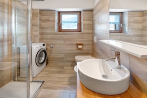 Dusche, Haartrockner, Handtücher