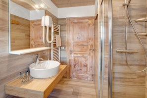 Dusche, Haartrockner, Handtücher