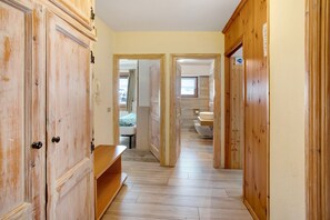 Shower, hair dryer, towels - Holiday Apartment 'Baita Doss' with Mountain View, Balconies & Wi-Fi (Livigno)