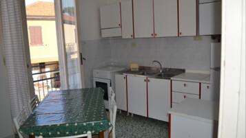 Frigorifero, forno, piano cottura, pentole/stoviglie/utensili