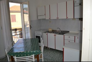 Fridge, oven, stovetop, cookware/dishes/utensils - 'Appartamento 6' Near the Beach with Wi-Fi & Balcony (Ameglia)