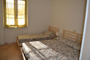 3 bedrooms, free WiFi, bed sheets - 'Appartamento 6' Near the Beach with Wi-Fi & Balcony (Ameglia)