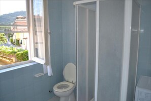 Douche, serviettes fournies