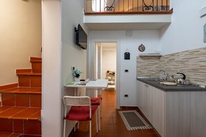 Fridge, stovetop, coffee/tea maker, electric kettle - Holiday Home "Sg Standard" with Landmark View, Terrace & Wi-Fi (Massafra)