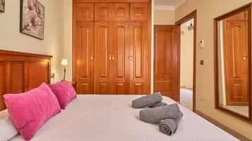 2 bedrooms, iron/ironing board, free WiFi, bed sheets