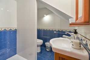 Bathtub, hair dryer, towels - Holiday Home Casa Murillo with Sea View, Terrace & Wi-Fi (Nerja)