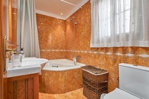 Badewanne, Haartrockner, Handtücher