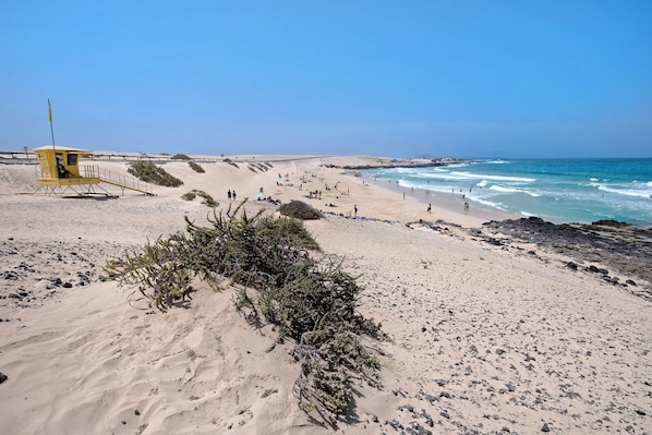 Beach nearby - Vacation Home 'Villa Valeria' with Private Pool, Terrace & Wi-Fi (Corralejo)