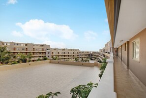 Property grounds - Holiday Apartment 'La Perla F14 By Médano Rentals' with Shared Pool, Balcony and Wi-Fi (El Médano)