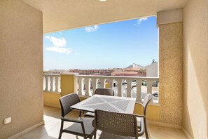 Outdoor dining - Holiday Apartment 'La Perla F14 By Médano Rentals' with Shared Pool, Balcony and Wi-Fi (El Médano)