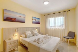 2 bedrooms, iron/ironing board, free WiFi, bed sheets - Holiday Apartment 'La Perla F14 By Médano Rentals' with Shared Pool, Balcony and Wi-Fi (El Médano)