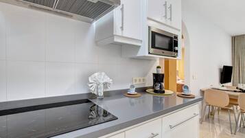 Frigorifero, microonde, piano cottura, macchina per tè/caffè