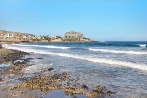 Beach nearby - Holiday Apartment 'La Perla D23 By Médano Rentals' with Shared Pool, Balcony and Wi-Fi (El Médano)