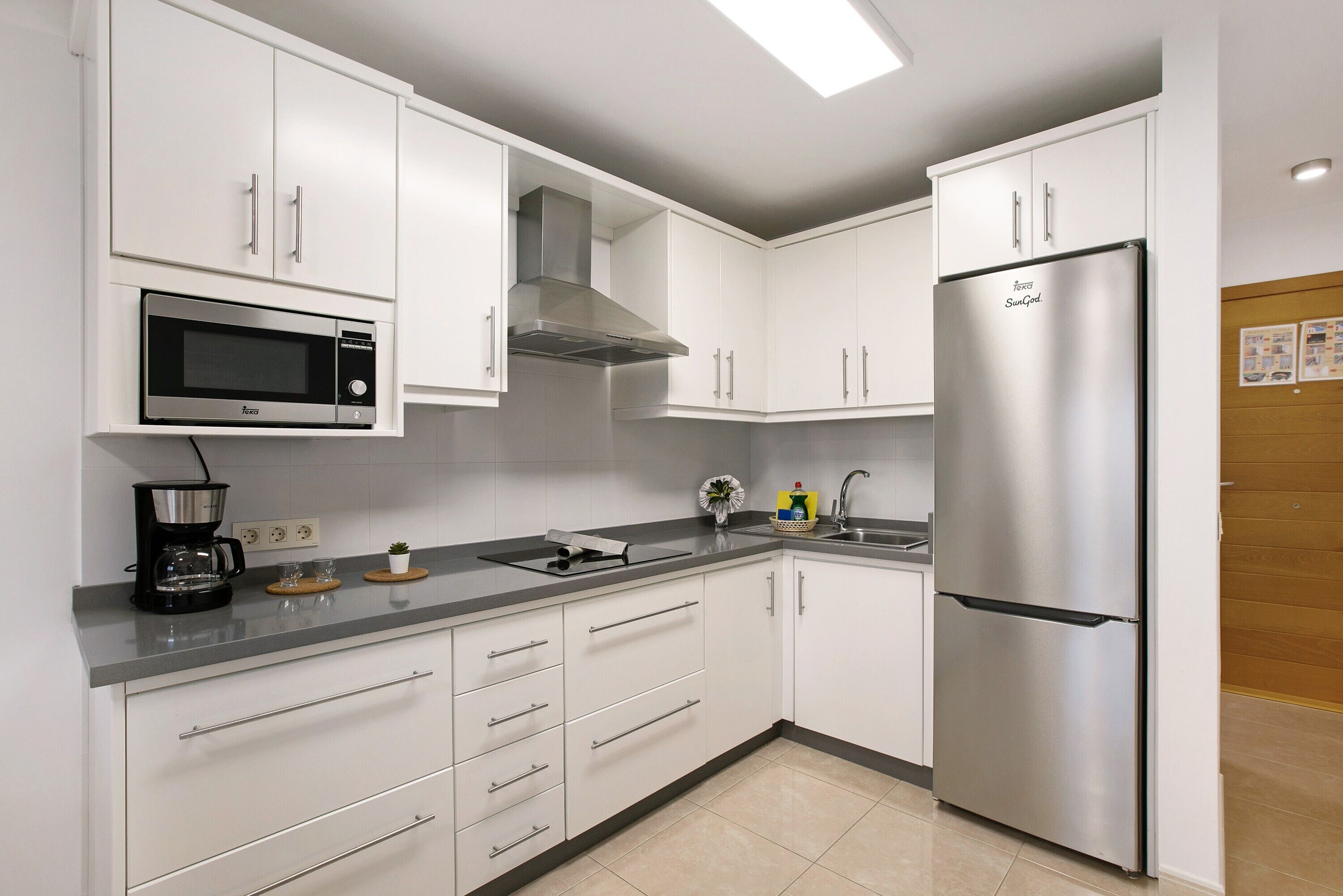 Refrigerador, microondas, parrilla de estufa y cafetera y tetera 