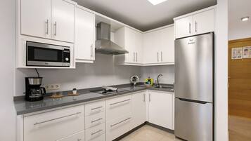 Refrigerador, microondas, parrilla de estufa y cafetera y tetera