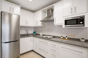 Een koelkast, een magnetron, een kookplaat