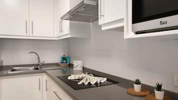 Refrigerador, microondas, parrilla de estufa y cafetera y tetera