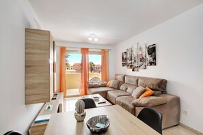 TV - Holiday Apartment 'La Perla D14 By Médano Rentals' with Shared Pool, Terrace and Wi-Fi (El Médano)