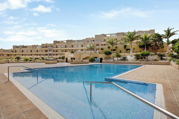 Pool - Holiday Apartment 'La Perla D14 By Médano Rentals' with Shared Pool, Terrace and Wi-Fi (El Médano)