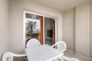 Outdoor dining - Holiday Apartment 'La Perla D14 By Médano Rentals' with Shared Pool, Terrace and Wi-Fi (El Médano)