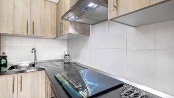 Frigorífico, microondas, horno y placa de cocina