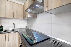 Fridge, microwave, oven, stovetop - Holiday Apartment 'La Perla D14 By Médano Rentals' with Shared Pool, Terrace and Wi-Fi (El Médano)
