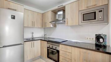 Réfrigérateur, micro-ondes, four, plaque de cuisson