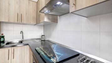 Réfrigérateur, micro-ondes, four, plaque de cuisson