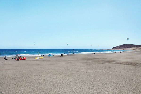 På stranden