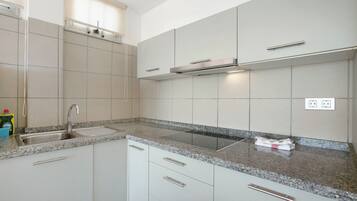 Een koelkast, een magnetron, een oven, een kookplaat