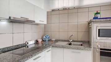 Een koelkast, een microgolfoven, een oven, een kookplaat