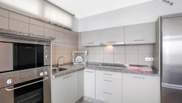 Een koelkast, een magnetron, een oven, een kookplaat