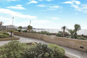 Property grounds - Holiday Apartment 'Casa Médano 3 By Médano Rentals' with Sea View, Terrace and Wi-Fi (El Médano)