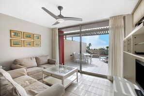 Living area - Holiday Apartment 'Casa Médano 3 By Médano Rentals' with Sea View, Terrace and Wi-Fi (El Médano)