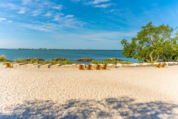 Chaises longues, serviettes de plage