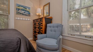 1 habitación, escritorio, tabla de planchar con plancha y cuna de viaje 