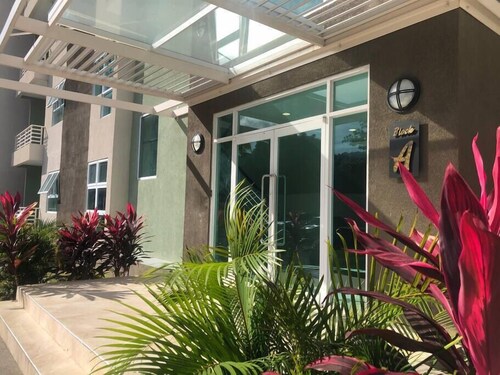 Suite Tangerine Classy & Conveniently Located!