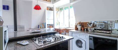 Huoneisto (2 Bedrooms) | Yksityinen keittiö | Mikroaaltouuni, uuni, liesi, astianpesukone