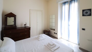 2 svefnherbergi, rúmföt af bestu gerð, skrifborð