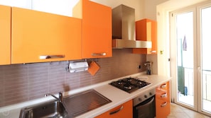 Forno, piano cottura, lavastoviglie, bollitore elettrico