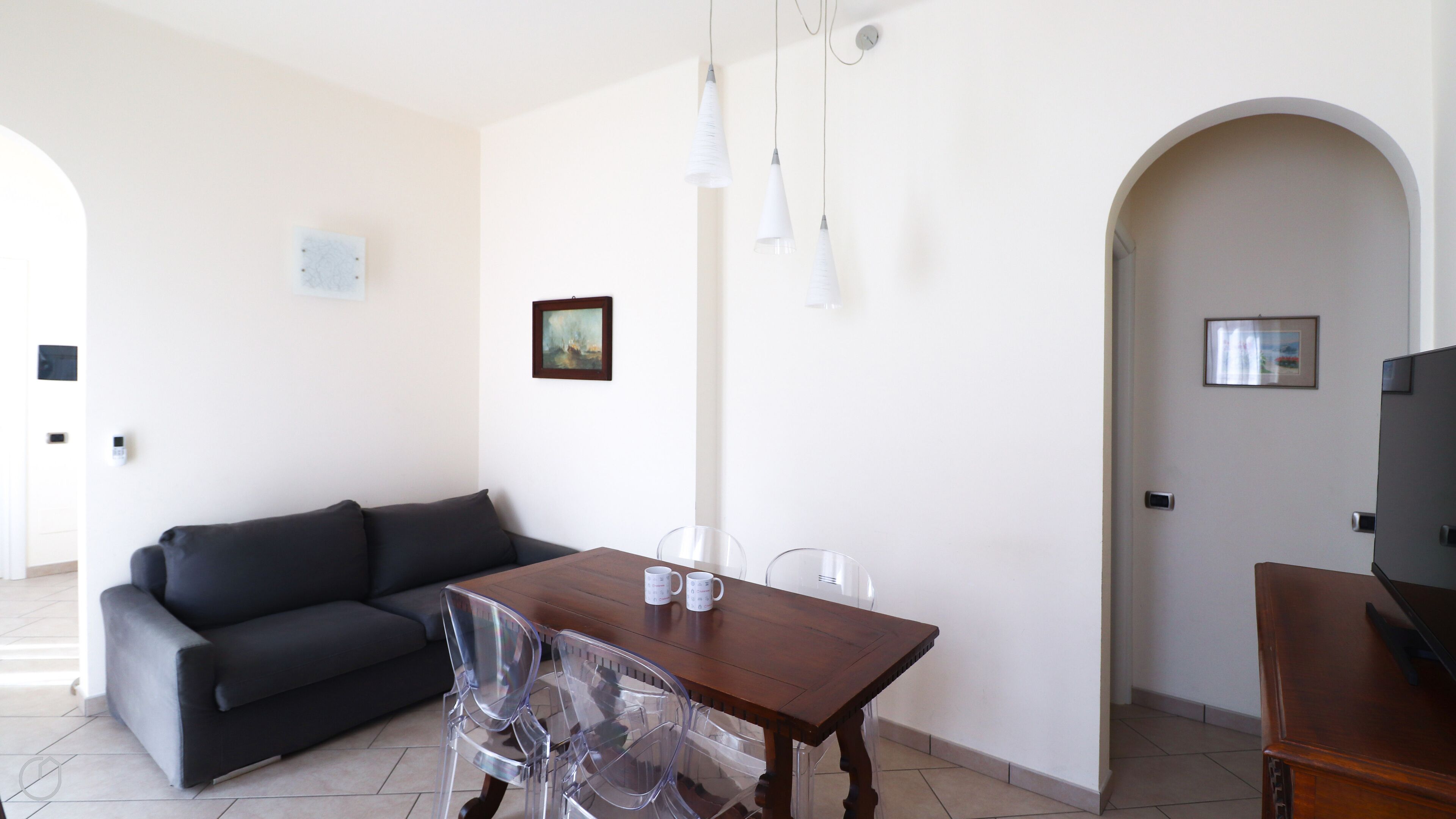 Apartment (2 Bedrooms) | Wohnbereich | 55-Zoll-Flachbildfernseher mit Kabelempfang, Fernseher