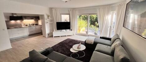 Een televisie en boeken