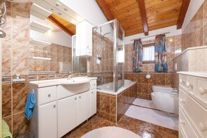 Bathtub, hair dryer, bidet, towels