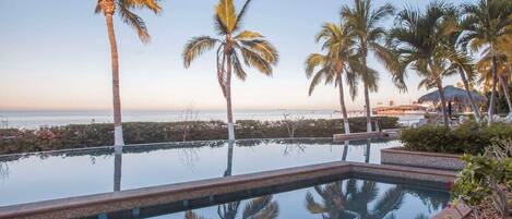 Alberca al aire libre, alberca infinita y camastros