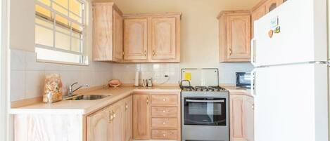 Réfrigérateur, four à micro-ondes, surface de cuisson, cafetiÚre-théiÚre