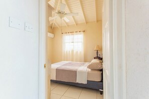 1 Schlafzimmer, Zimmersafe, Schreibtisch, Bügeleisen/Bügelbrett