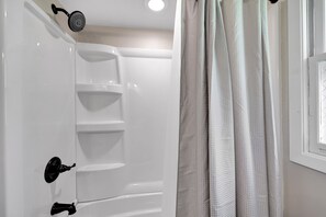 Combined shower/tub, hair dryer, towels, soap - Lambeau Retreat - Less than one mile to stadium (Wisconsin)