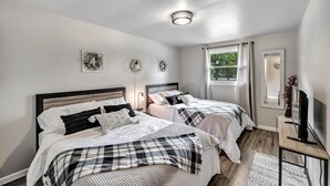 2 soverom, skrivebord, strykejern/-brett og reiseseng for barn