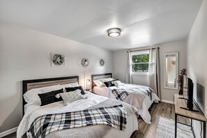 2 soverom, skrivebord, strykejern/-brett og reiseseng for barn