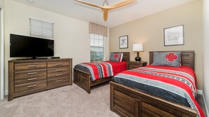 5 habitaciones, tabla de planchar con plancha, wifi y ropa de cama